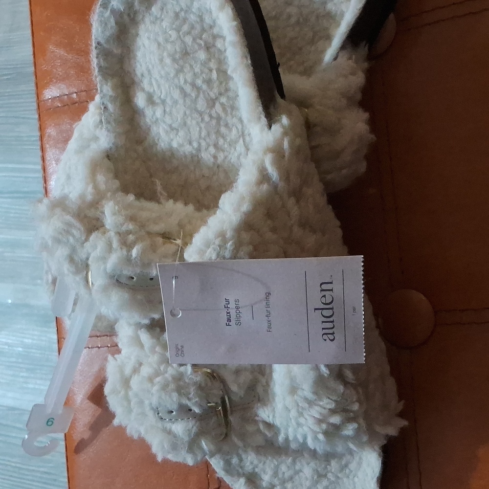 Auden Faux-Fur Slippers⭐️⭐️⭐️⭐️ - Picture 2 of 9